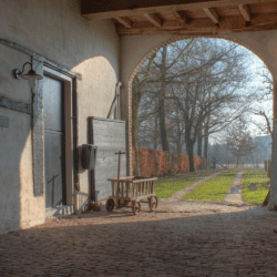 Poortgebouw met bolderkar